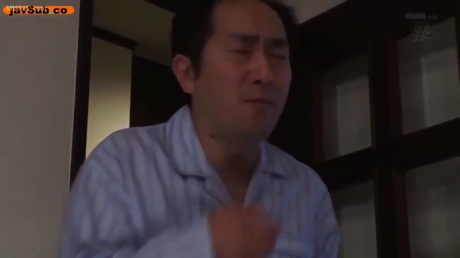 卧室 · 站立 · 面部特写 · 条纹睡衣