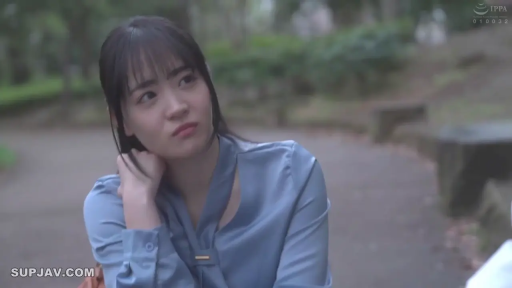 坐姿 · 忧郁 · 公园 · 蓝色衬衫 · 仰望 · 淑女 · 有