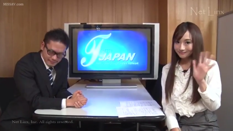 坐姿 · 中景 · 微笑 · 职业装 · 职场 · 演播室 · 显示器 · 挥手致意