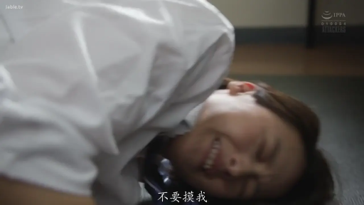 室内 · 脸部特写 · 白衬衫 · 侧卧