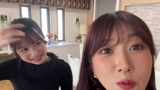 脸部特写 · 客厅 · 笑容 · 黑色上衣 · 看镜头 · 凑近镜头 · 日本