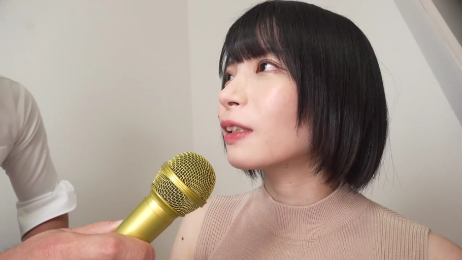 室内 · 自然 · 面部特写 · 短发 · 无袖针织衫 · 接受采访 · 侧身坐 · 金色麦克风