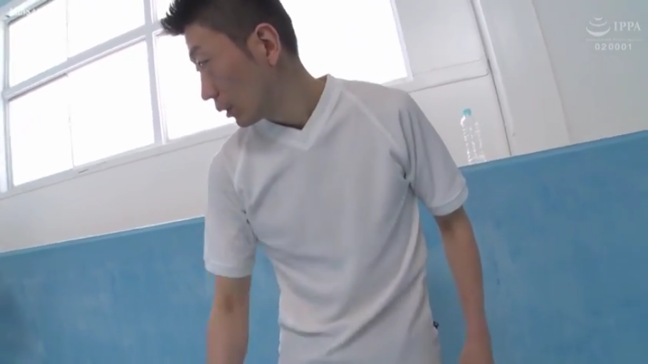 室内 · 站立 · 白色短袖 · 中景 · 平静 · 观望 · 塑料瓶 · 亚洲男性