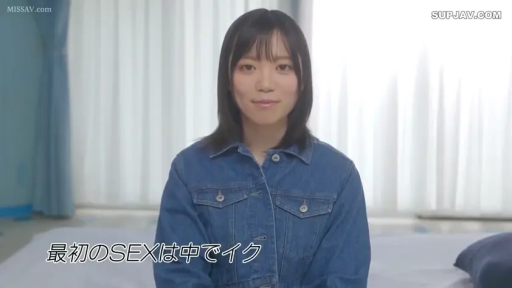 室内 · 坐姿 · 微笑 · 注视 · 上半身 · 牛仔外套 · 日本