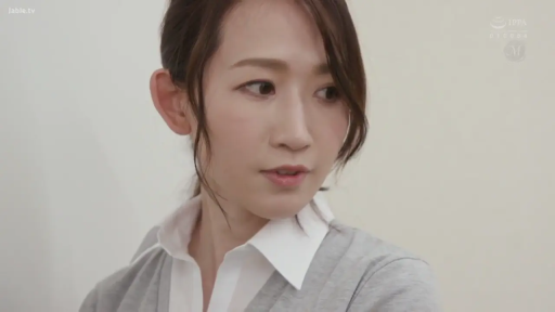 室内 · 严肃 · 全身 · 遮挡 · 回眸 · 白墙 · 偷看 · 灰色制服