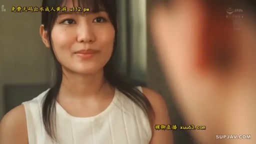 室内 · 温柔 · 面部特写 · 白色无袖上衣 · 对坐 · 少女 · 注视对方