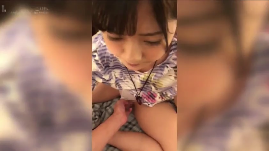 坐姿 · 卧室 · 中景 · 自然 · 指交 · 印花上衣