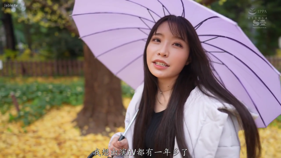 室内 · 站立 · 剧情画面 · 面部特写 · 对视 · 委屈忧郁 · 蓝色V领上衣
