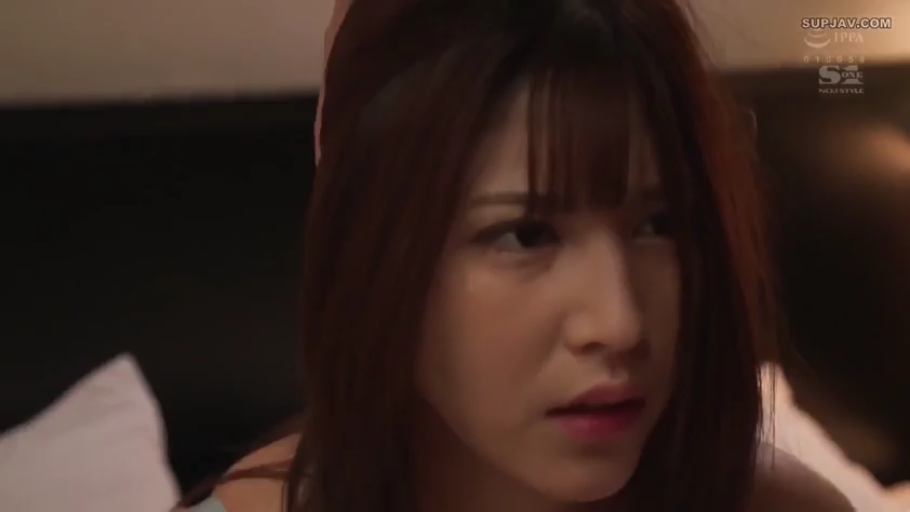 坐姿 · 严肃 · 脸部特写 · 凝视 · 长发 · 吊带衫 · 室内卧室