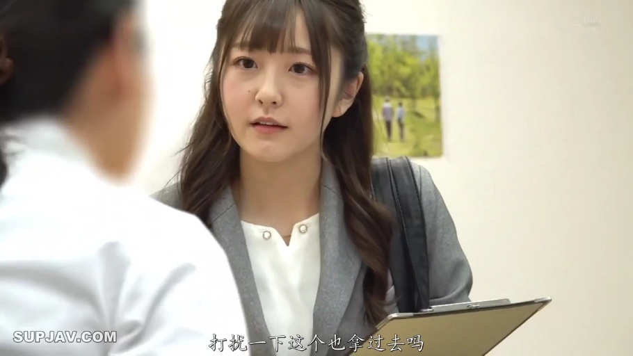 交谈 · 严肃 · 办公室 · 站立 · 面部特写 · 职场女性 · 职业装 · 文件夹