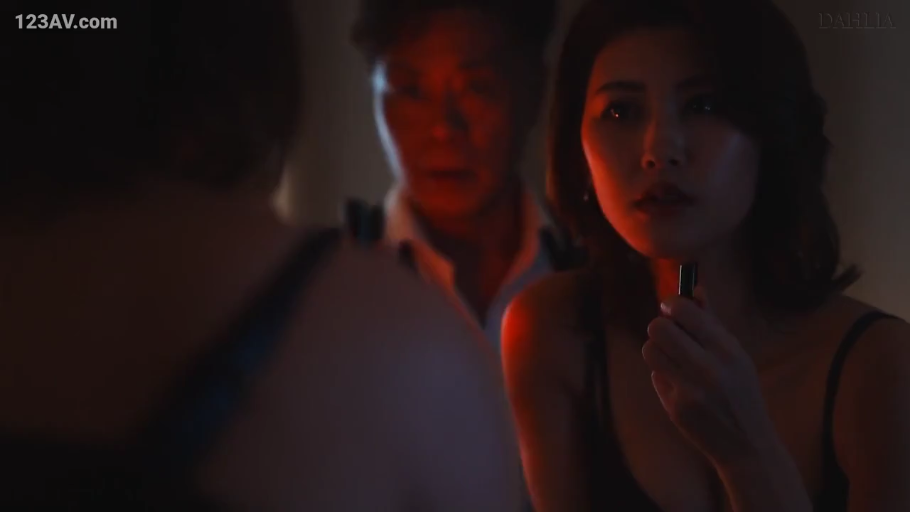 真剣 · 顔部のクローズアップ · 站立 · 凝視 · 黒いベスト · 暗光室内 · 细长状物体 · 光影氛围