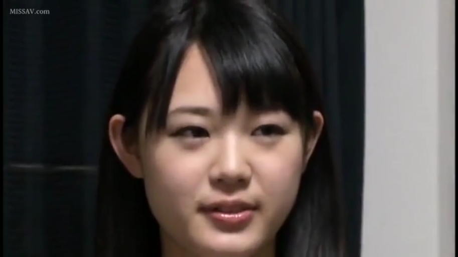 室内 · 脸部特写 · 自然 · 谈话 · 日常服饰 · 亚洲女性 · 正脸