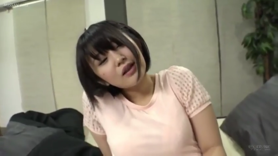 室内 · 坐姿 · 脸部特写 · 销魂 · 面对镜头 · 粉色T恤 · 亚洲女性