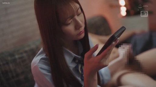 坐姿 · 专注 · 马赛克 · 沙发 · 手机 · JK制服 · 侧脸特写 · 玩手机