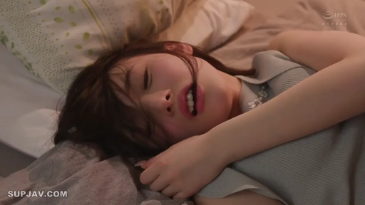 脸部特写 · 凌乱 · 项链 · 床上 · 背心 · 痛苦 · 侧卧 · 哭泣