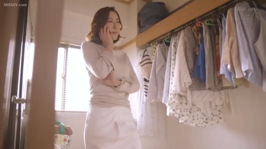 紧身针织衫 · 中景 · 站姿 · 自然 · 手机 · 通话中 · 亚洲熟女 · 衣橱间