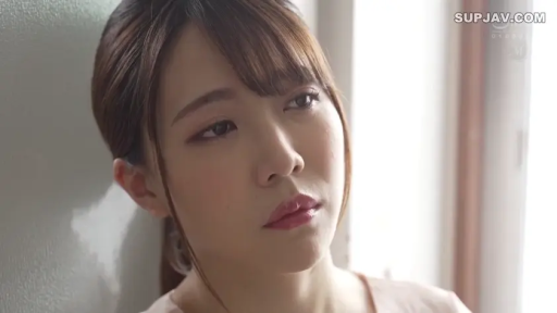 室内 · 忧郁 · 面部特写 · 注视 · 靠墙 · 浅色上衣