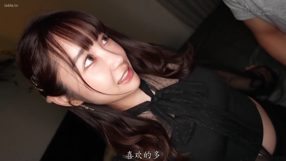 室內 · 微笑 · 耳環 · 面部特寫 · 誘惑 · 长发 · 侧卧 · 黑色透視裝