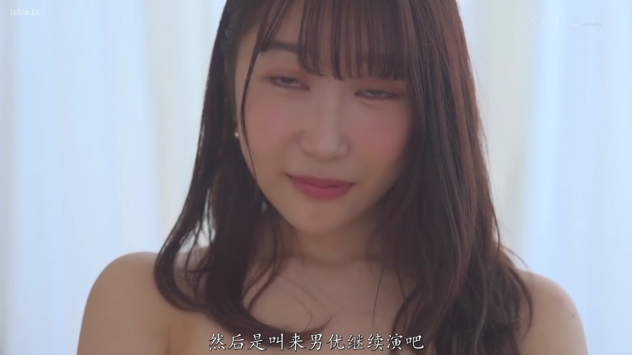 室内 · 脸部特写 · 迷离 · 凝视 · 长发 · 正面 · 裸肩