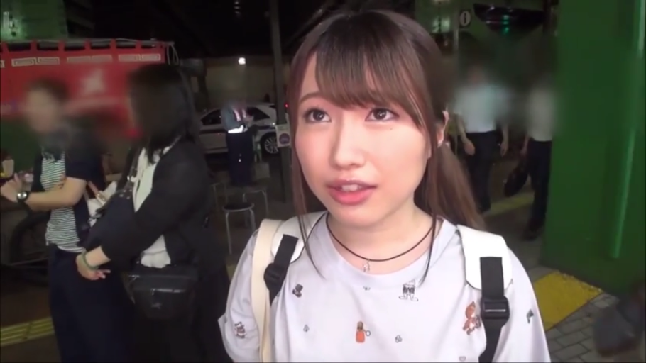 站立 · 粉色比基尼 · 远景 · 扩音器 · 多人互动 · 舞台现场 · 自然开朗 · 大型企划