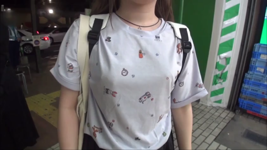 胸部 · 站立 · 街道 · 印花T恤