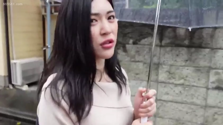 站立 · 自然 · 面部特写 · 长发 · 户外街道 · 透明雨伞 · 撑伞 · 浅色长袖