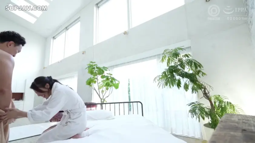 全身 · 蹲姿 · 楼梯间 · 职业装 · OL · 咖啡杯 · 警惕 · 手拿纸杯