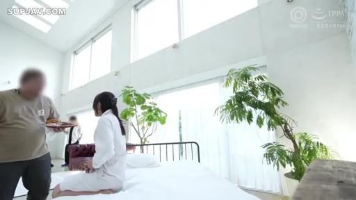 室内 · 坐姿 · 脸部特写 · 闭眼 · 交流 · 黑色上衣 · SUPJAV.COM
