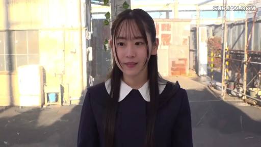 略显呆滞 · 白色圆领 · 人物半身特写 · 施工场地附近