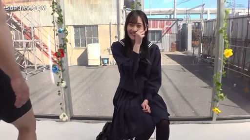 站立 · 微笑 · カメラに向かって · 近景 · 水手服 · 装饰花 · 室外建筑旁 · 清纯学生