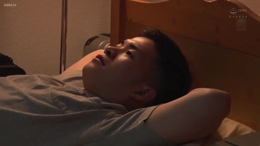 脸部 · 卧室 · 床 · 仰卧 · 特写 · 灰色短袖 · 空洞 · 休息