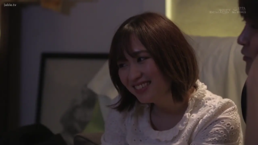 室内 · 坐姿 · 面部特写 · 白色蕾丝上衣 · 交流 · 笑容 · 短发