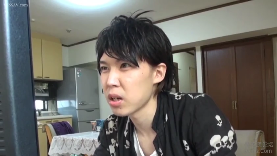 坐姿 · 脸部特写 · 困惑 · 电脑显示器 · 注视 · 成年男性 · 室内住宅 · 黑色骷髅印花衬衫