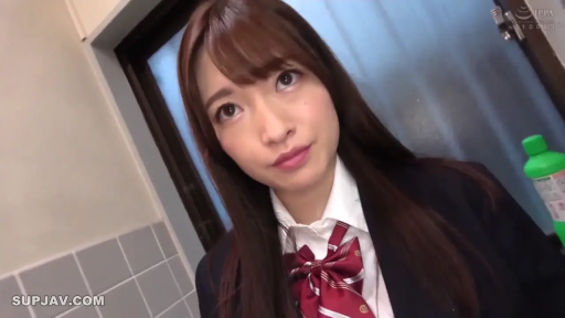 弯腰 · 洗手间 · 毛衣 · 露出 · 洗手池 · 背影