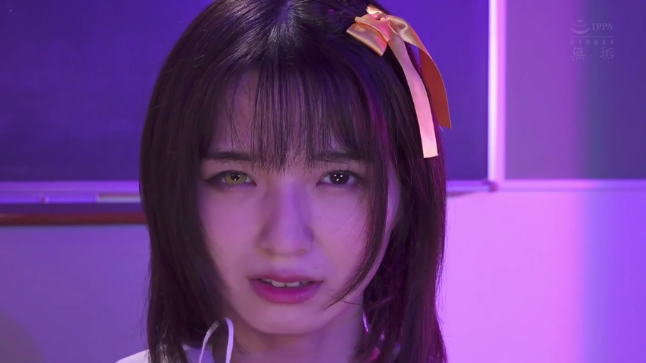 嫌弃 · 教室 · 顔のクローズアップ · 白い上着 · 注视镜头 · 发饰 · 正面 · 紫色灯光