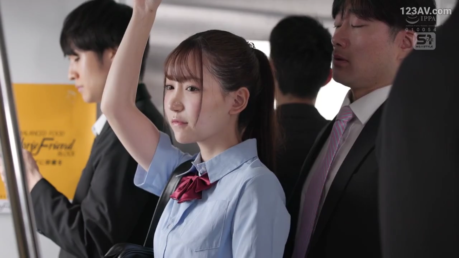 站立 · 中景 · 平静 · 手すり · 制服 · 电车 · 複数人シーン · 拥挤