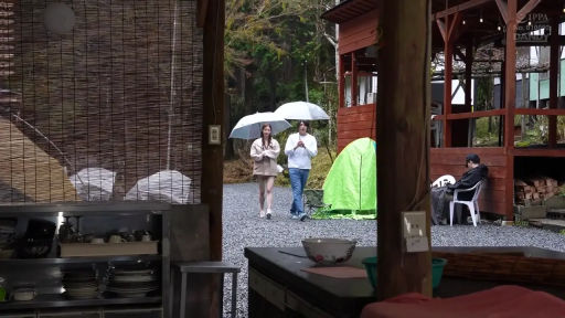 休闲装 · 远景 · 行走 · 平淡 · 散步 · 雨伞 · 户外营地 · 雨天