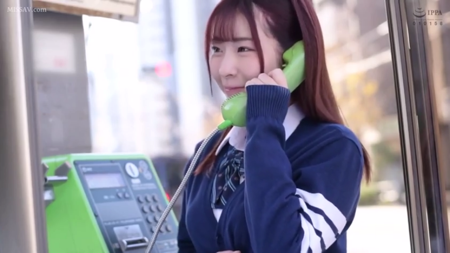 室内 · 衬衫 · 亲吻 · 上半身 · 搂抱 · 开心 · 三人行