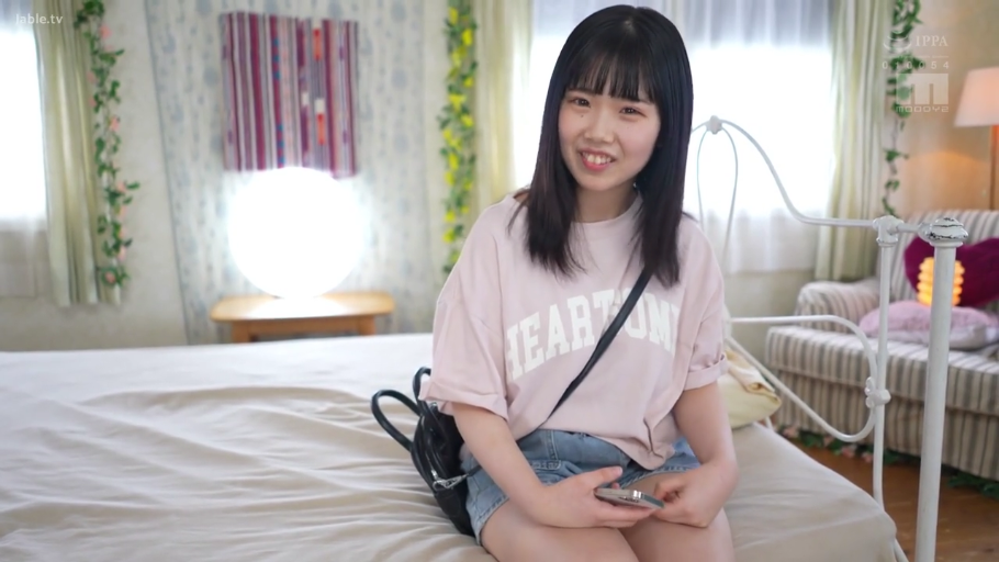 坐姿 · 卧室 · 中景 · 微笑 · 牛仔短裤 · 单肩包 · 黑长直 · 拿手机