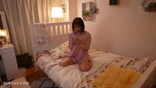 卧室 · 全景 · 微笑 · 居家 · 看手机 · 手机 · 跪在床上 · 粉色长款T恤