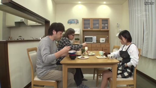 座り姿勢 · 平静 · カジュアルウェア · 餐厅 · 食事