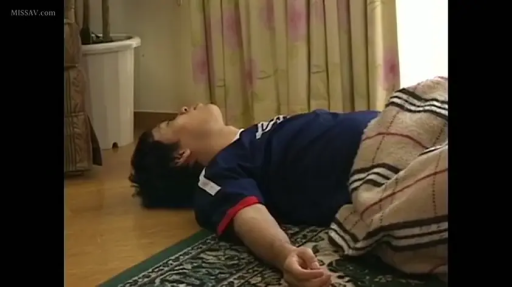 盆栽 · 客厅 · 仰卧 · 放松 · 运动衫 · 暖桌 · 睡觉