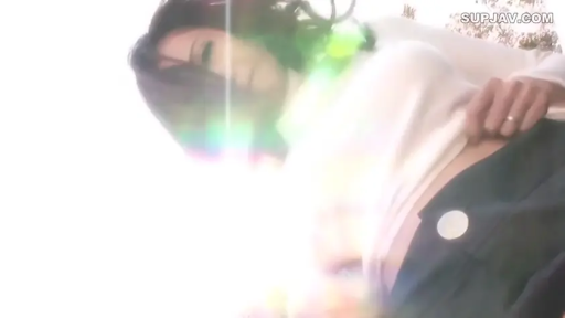 站姿 · 白色上衣 · 户外 · 俯视 · 淡然 · 低角度视角 · 仰视特写