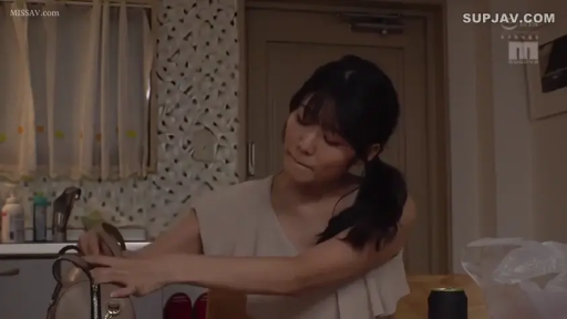 俯身 · 专注 · 居家 · 手提包 · 生活区 · 上半身 · 米色无袖上衣 · 翻找提包