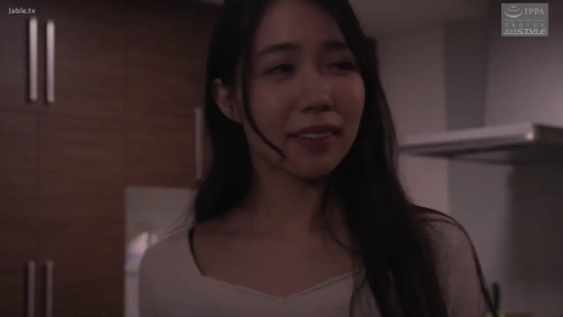 室内 · 严肃 · 脸部特写 · 白色上衣 · 厨房 · 凝视 · 侧立