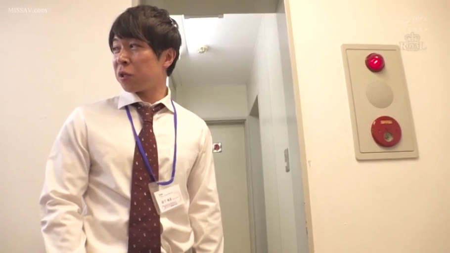 全景 · 平静 · 走廊 · 职场 · 侧立 · 白色长袖衬衫 · 火警报警器 · 独处思索