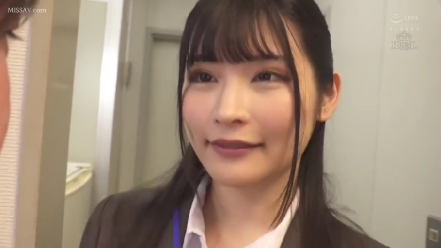 脸部 · 平靜 · 职装 · 走廊 · 凝视 · 工牌 · 侧站