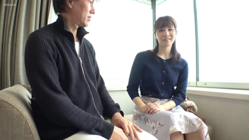 坐姿 · 手提包 · 大笑 · 室内窗边 · 牵手 · 碎花长裙 · 明亮