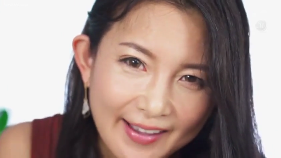 室内 · 脸部特写 · 微笑 · 注视镜头 · 正面 · 红色上衣