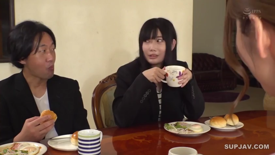 坐姿 · 面部 · 自然 · 剧情 · 餐厅 · 西装 · 用餐 · 餐具